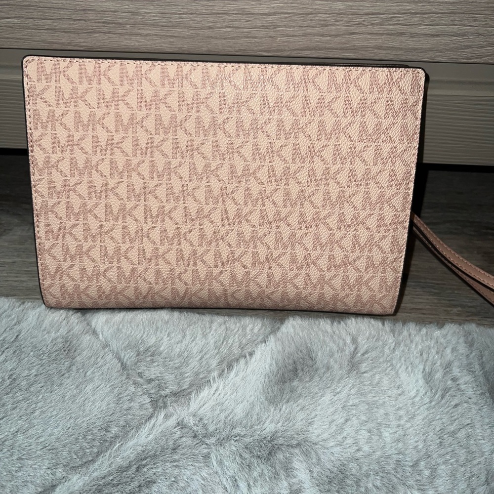Michael Kors Pink wristlet - Picture 3 of 4
